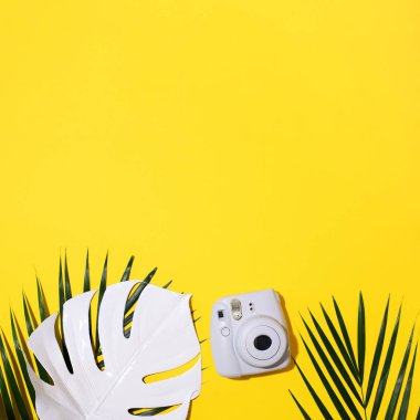 Vilnius, Litvanya - 16 Eylül 2019: Fujifilm Instax Mini Anlık Kamera sarı arka planda.