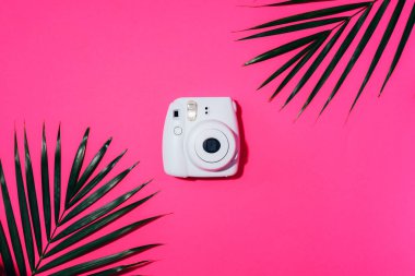 Vilnius, Litvanya - 16 Eylül 2019: Fujifilm Instax Mini Anlık Kamera pembe arka planda.