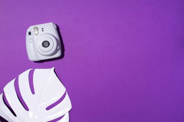 Vilnius, Litvanya - 16 Eylül 2019: Fujifilm Mini Instant Kamera menekşe arkaplan üzerine.