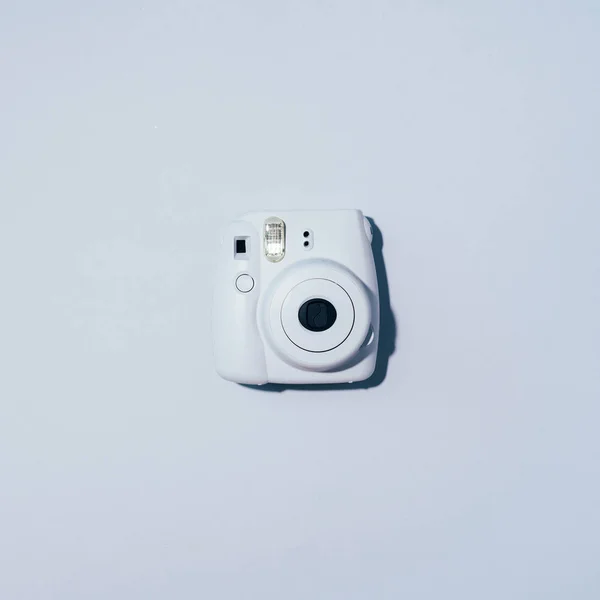 リトアニア・ヴィリニュス2019年9月16日:富士フイルムInstax Mini Instant Film Camera on gray background. — ストック写真