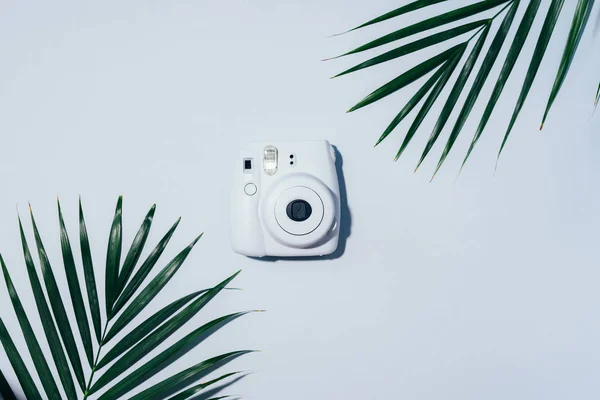 Vilnius, Lituania - 16 de septiembre de 2019: FUJIFILM INSTAX Mini cámara de película instantánea sobre fondo gris . — Foto de Stock