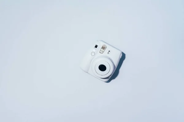 リトアニア・ヴィリニュス2019年9月16日:富士フイルムInstax Mini Instant Film Camera on gray background. — ストック写真