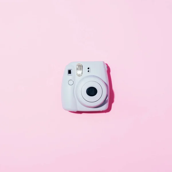 リトアニア・ヴィリニュス2019年9月16日:富士フイルムInstax Mini Instant Film Camera on pink background. — ストック写真