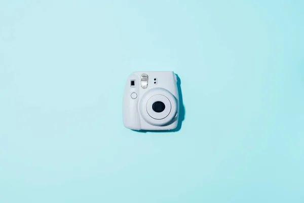 リトアニア・ヴィリニュス2019年9月16日:富士フイルムInstax Mini Instant Film Camera on blue background.. — ストック写真