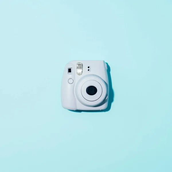 リトアニア・ヴィリニュス2019年9月16日:富士フイルムInstax Mini Instant Film Camera on gray background. — ストック写真