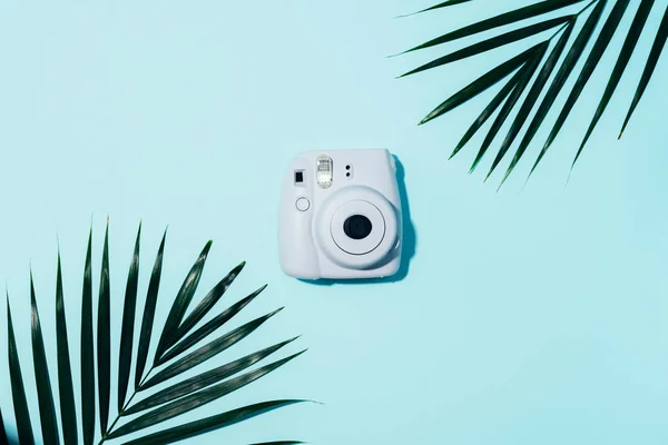 リトアニア・ヴィリニュス2019年9月16日:富士フイルムInstax Mini Instant Film Camera on blue background.. — ストック写真