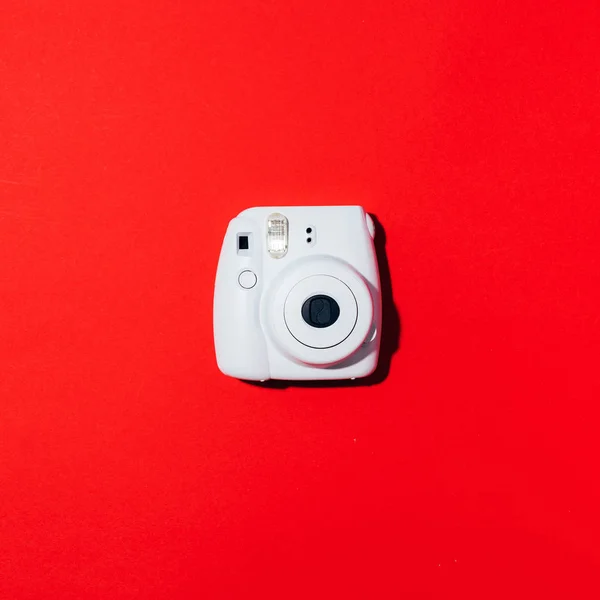 リトアニア・ヴィリニュス2019年9月16日:富士フイルムInstax Mini Instant Film Camera on red background.. — ストック写真