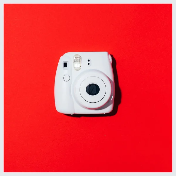 リトアニア・ヴィリニュス2019年9月16日:富士フイルムInstax Mini Instant Film Camera on red background.. — ストック写真