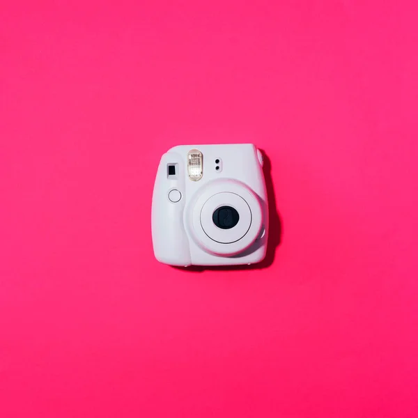 リトアニア・ヴィリニュス2019年9月16日:富士フイルムInstax Mini Instant Film Camera on gray background. — ストック写真