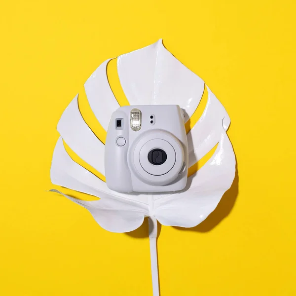 Vilnius, Lituania - 16 de septiembre de 2019: FUJIFILM INSTAX Mini cámara de película instantánea sobre fondo amarillo . — Foto de Stock