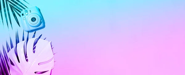 リトアニア・ヴィリニュス2019年9月16日:富士フイルムInstax Mini Instant Film Camera on neon gradation background.. — ストック写真