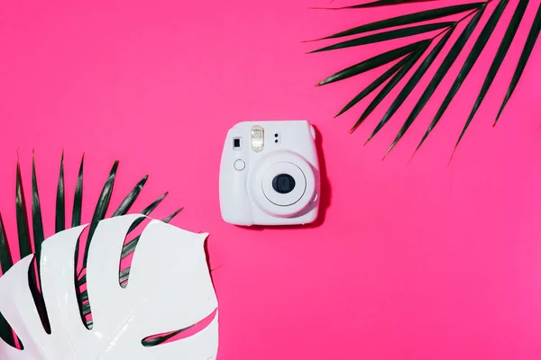 Vilnius, Литва - 16 вересня 2019: Fujifilm Instax Mini Instant Film Camera на рожевому тлі. — стокове фото