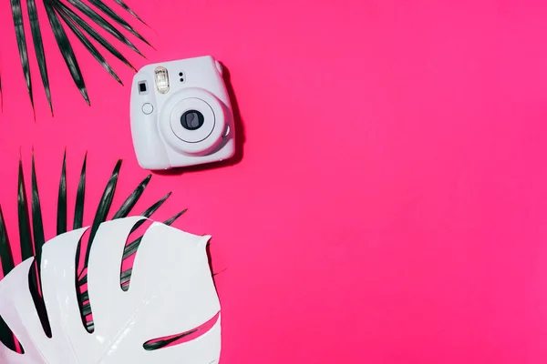 リトアニア・ヴィリニュス2019年9月16日:富士フイルムInstax Mini Instant Film Camera on pink background. — ストック写真