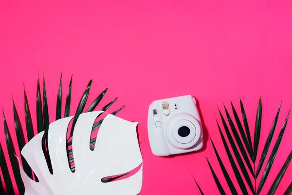 リトアニア・ヴィリニュス2019年9月16日:富士フイルムInstax Mini Instant Film Camera on pink background. — ストック写真