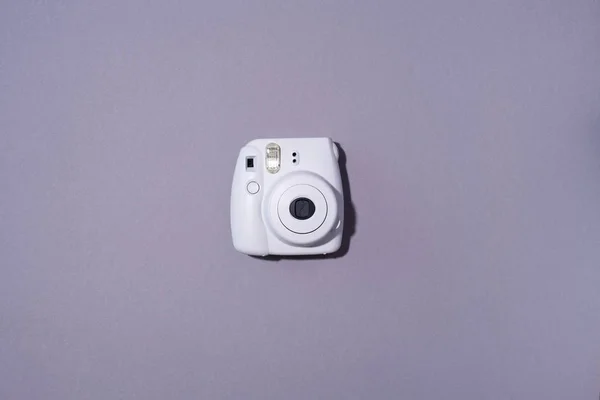 リトアニア・ヴィリニュス2019年9月16日:富士フイルムInstax Mini Instant Film Camera on gray background. — ストック写真