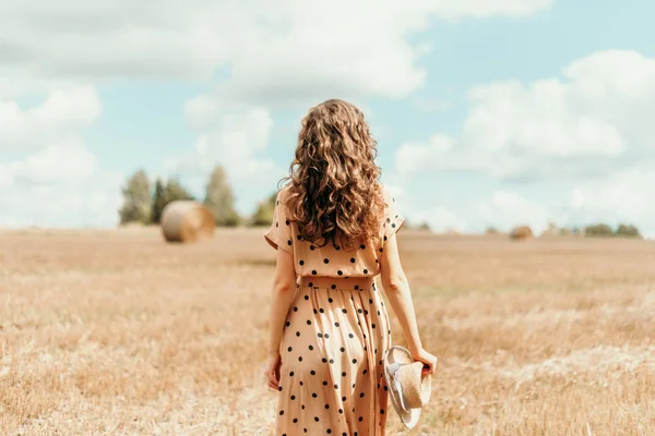 Jovem mulher em pé no campo colhido com fardos de palha. Agricultura fundo com espaço de cópia. Conceito de colheita de verão e outono. Dia de Ação de Graças — Fotografia de Stock