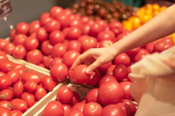 Zero desperdício, conceito livre de plástico. Estilo de vida sustentável. Mulher escolhe frutas e legumes no mercado de agricultores. Sacos ecológicos de algodão e malha reutilizáveis para compras . — Fotografia de Stock