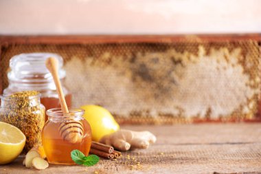Sağlıklı sıcak içecek için gerekli malzemeler. Limon, zencefil, nane, bal, elma ve baharatlar ahşap arka planda. Uzayı kopyala Alternatif tıp konsepti. Temiz yemek, detoks.