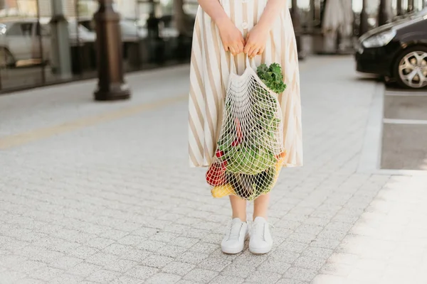 Concepto de cero residuos con espacio de copia. Mujer sosteniendo algodón shopper y bolsas de compras de malla reutilizable con verduras, productos. Comprador de malla ecológico. Cero residuos, concepto libre de plástico. —  Fotos de Stock