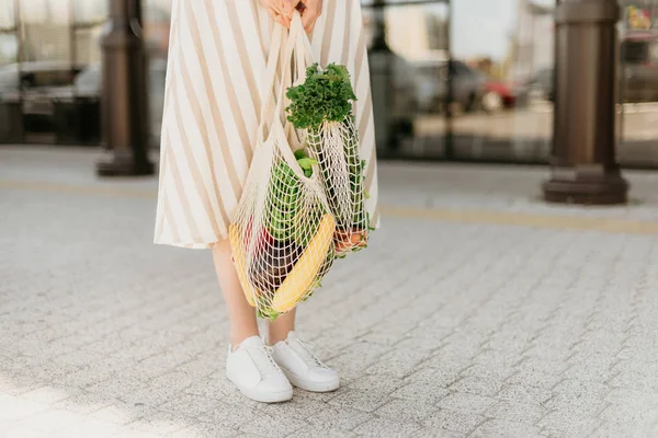 Concepto de cero residuos con espacio de copia. Mujer sosteniendo algodón shopper y bolsas de compras de malla reutilizable con verduras, productos. Comprador de malla ecológico. Cero residuos, concepto libre de plástico. —  Fotos de Stock