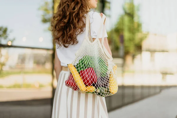 Concepto de cero residuos con espacio de copia. Mujer sosteniendo algodón shopper y bolsas de compras de malla reutilizable con verduras, productos. Comprador de malla ecológico. Cero residuos, concepto libre de plástico. —  Fotos de Stock