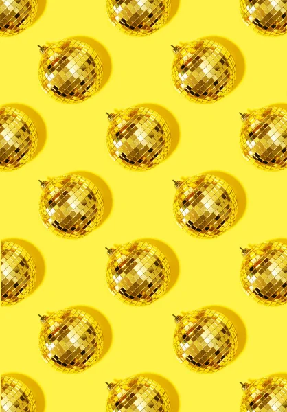 Las bolas de año nuevo. Bolas de disco de oro brillante sobre fondo amarillo. Atributos de estilo pop disco, concepto retro. Patrón creativo de Navidad. Piso tendido, vista superior . — Foto de Stock