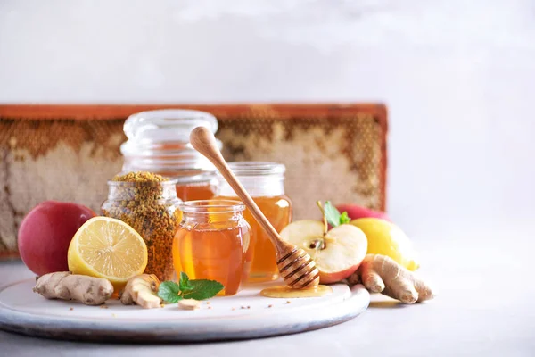 Alternative medicine concept. Ingredients for flu fighting natural hot drink. Copy space. Lemon, ginger, mint, honey, apple and spices on grey background — 스톡 사진