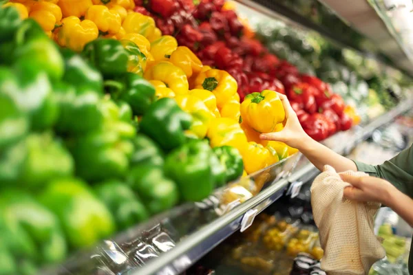 Woman chooses fruits and vegetables at farmers market. Zero waste, plastic free concept. Sustainable lifestyle. Reusable cotton and mesh eco bags for shopping. — Stock Photo, Image