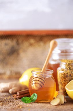 Sağlıklı sıcak içecek için gerekli malzemeler. Limon, zencefil, nane, bal, elma ve baharatlar ahşap arka planda. Uzayı kopyala Alternatif tıp konsepti. Temiz yemek, detoks.