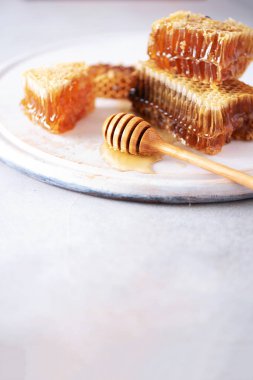 Taze bal peteği parçaları, gri arka planda kuru lavanta çiçekleri. Sonbahar hasat konsepti