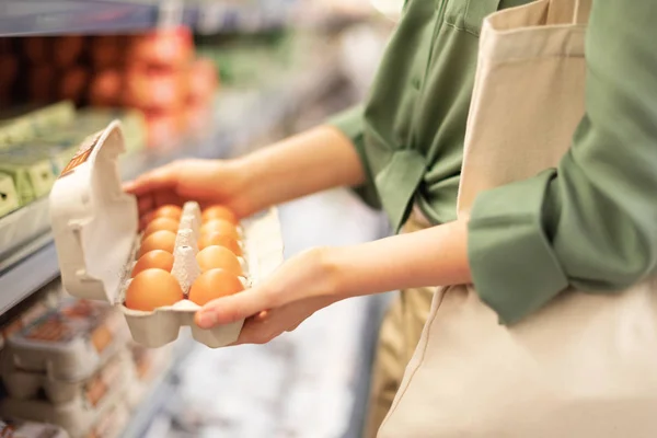 Girl at supermarket holding cotton shopper bag and buying eggs in craft package without plastic bags. Zero waste, plastic free concept. Sustainable lifestyle. Banner. — Stock Photo, Image