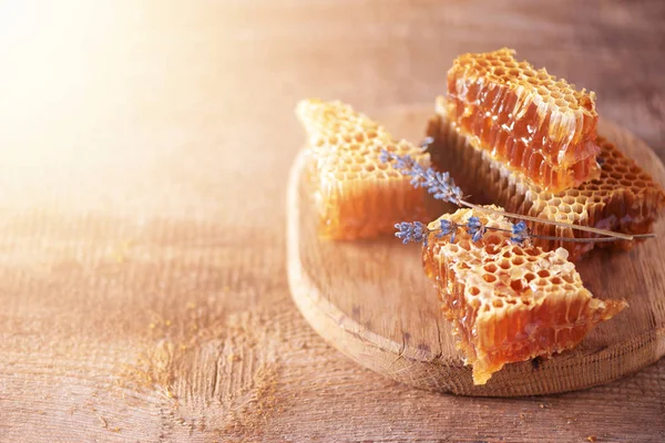 Färska honeycombs bitar, torra lavendel blommor på trä bakgrund. Begreppet höstskörd — Stockfoto