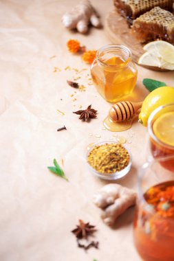 Sağlıklı sıcak içecek için gerekli malzemeler. Limon, zencefil, nane, bal, elma ve baharat. Uzayı kopyala Alternatif tıp konsepti. Temiz yemek, detoks..
