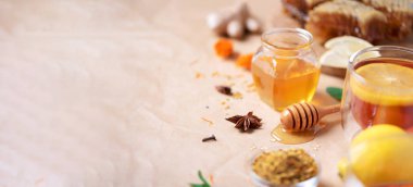 Sağlıklı sıcak içecek için gerekli malzemeler. Limon, zencefil, nane, bal, elma ve baharat. Uzayı kopyala Alternatif tıp konsepti. Temiz yemek, detoks. Pankart
