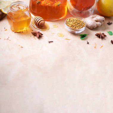 Sağlıklı sıcak içecek için gerekli malzemeler. Limon, zencefil, nane, bal, elma ve baharat. Uzayı kopyala Alternatif tıp konsepti. Temiz yemek, detoks..
