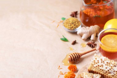 Sonbahar hasat konsepti. Bal ve arı ürünleri seti, elma, limon, arkaplanda baharatlar. Alternatif tıpla bağışıklık sistemi desteği