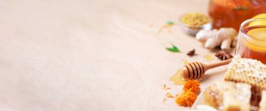 Sonbahar hasat konsepti. Bal ve arı ürünleri seti, elma, limon, arkaplanda baharatlar. Alternatif tıpla bağışıklık sistemi desteği