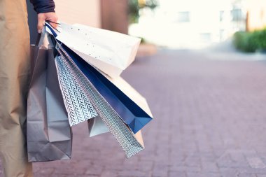 İndirim, indirim, Kara Cuma konsepti. Bir sürü alışveriş torbası olan bir adam. Uzayı kopyala Alışveriş merkezi ve priz