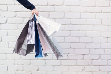 İndirim, indirim, Kara Cuma konsepti. Bir sürü alışveriş torbası olan bir adam. Uzayı kopyala Alışveriş merkezi ve priz