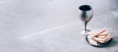 Matzos mayasız ekmek ve bir bardak şarap. Musevi Pesah bayramı. Fotokopi alanı olan pankart. İsa 'nın kurban edilişini hatırlatmak için Hıristiyan cemaati konsepti. Paskalya Hamursuzluğu.