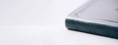 Kutsal İncil taş zeminin üzerinde. Uzayı kopyala Hıristiyanlığın sembolü.