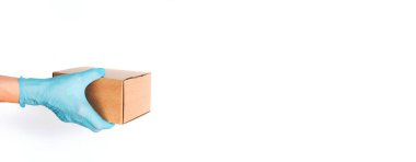Ev teslimatı, güvenli paket, online sipariş konsepti. Tıbbi eldiven, el sanatları kutusunu verir. Temassız teslimat, karantina sırasında online alışveriş, koronavirüs salgını konsepti. Banner, boşluğu kopyala.