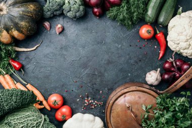 Bakır kaplar, otlar, mor soğanlar, balkabağı, domates, brokoli, biber, lahana, havuç, maydanoz, kalafon, kabak. Üst Manzara. Uzayı kopyala Pankart. Sonbahar hasadı yemek pişirme konsepti.