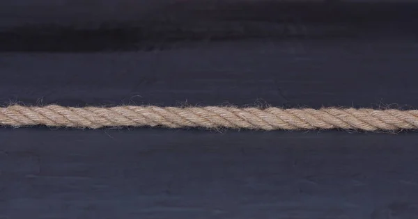 Une corde de jute naturelle sur noir. Espace pour votre texte — Photo