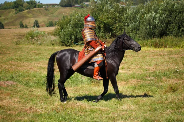 Reconstruction. Medieval armored knight on horse. Soldier in historical costume. Historical reenactor — Stock Photo, Image