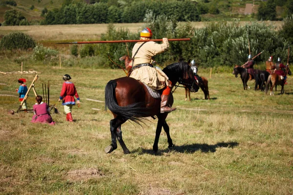 Yeniden yapılanma. Ülke. Ortaçağ şövalyesi whith lance fantezi attan üzerinde. Atlı asker tarihsel kostüm. Reenactor alanındadır — Stok fotoğraf