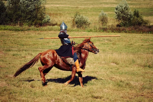 Рыцарский бой. Средневековый бронетанковый конный солдат с копьем. Всадник на лошадях в поле — стоковое фото