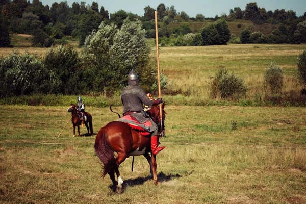 Şövalye turnuva. Ortaçağ zırhlı atlı askerler mızrak at. Biniciler alanında vardır — Stok fotoğraf