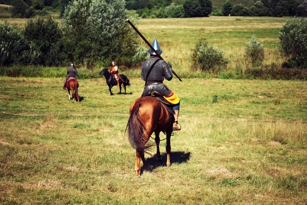 Középkori páncélos lovag lance ló Fantasy. Történelmi jelmezes, lovas katona — Stock Fotó