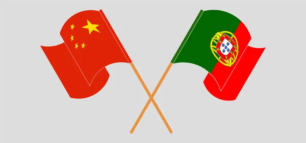 Skrzyżowane i machające flagi Portugalii i Chin — Wektor stockowy